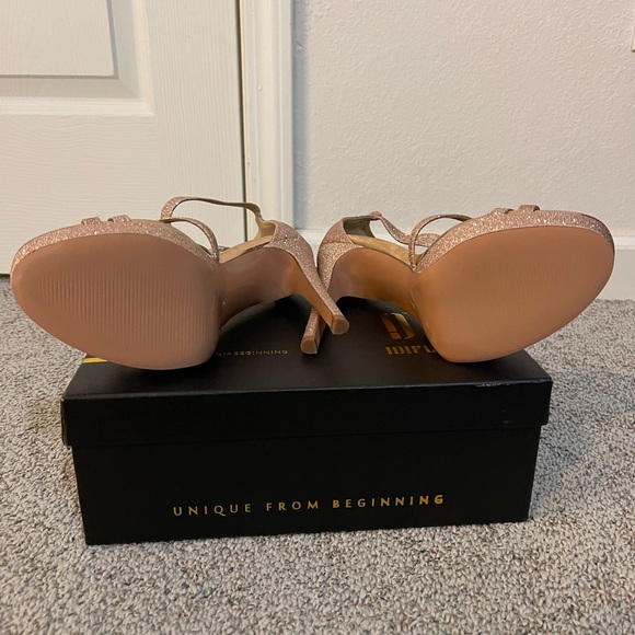 Women’s Heels - Picture 5 of 5